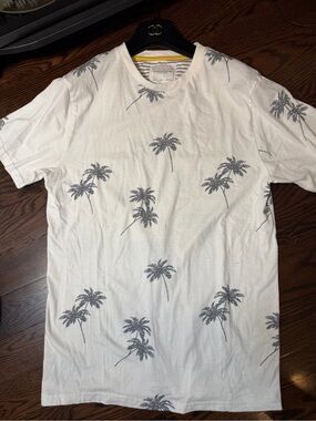 Denim & Flower White T-Shirt with Gray Palm Tree Print Size L